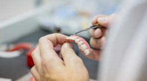 Reparación de dentaduras y dentaduras en el mismo día